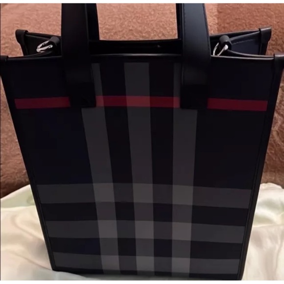 NWT Luxury Burberry Check Tote Bag – Navy & Gray with Red Accent - Picture 7 of 9